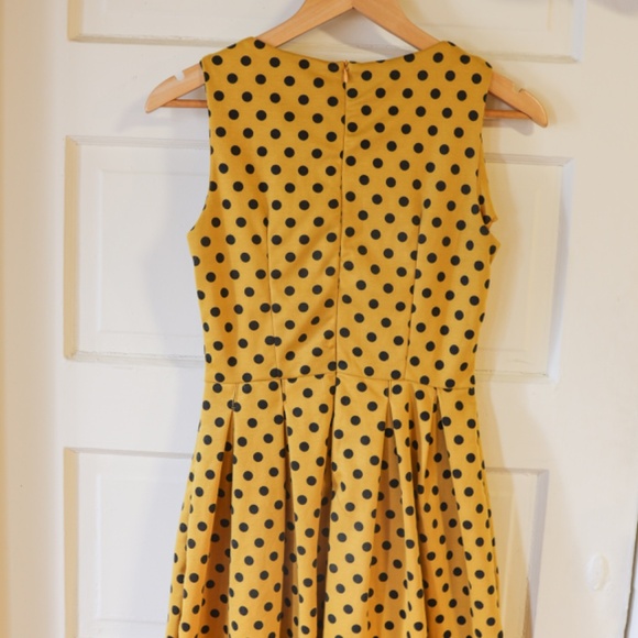 sleeveless casual dress yellow and black polkadots    size medium - Picture 2 of 3